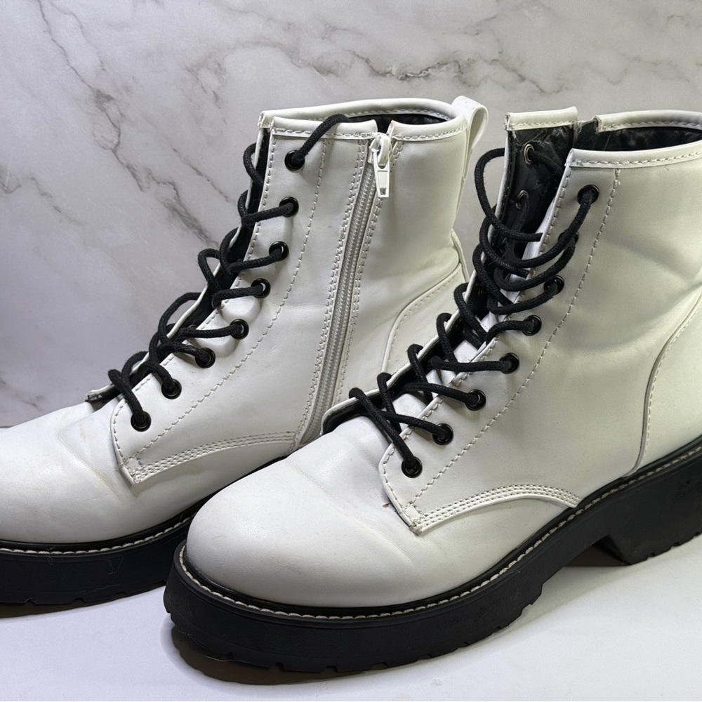 Steve Madden all whit lace up boot with side zipper no marks or scuffs - Picture 3 of 3